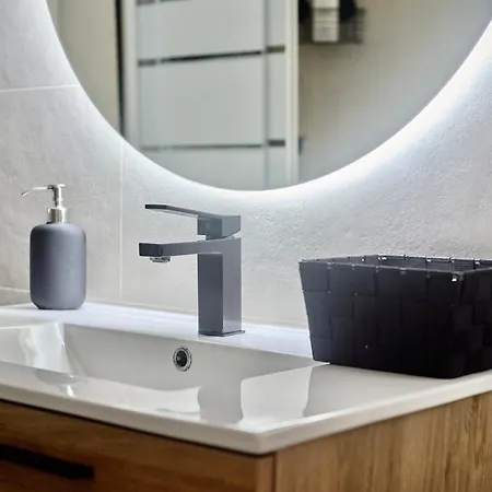 Spacious, Sunny Flat By Of Arts & Sciences Διαμέρισμα *