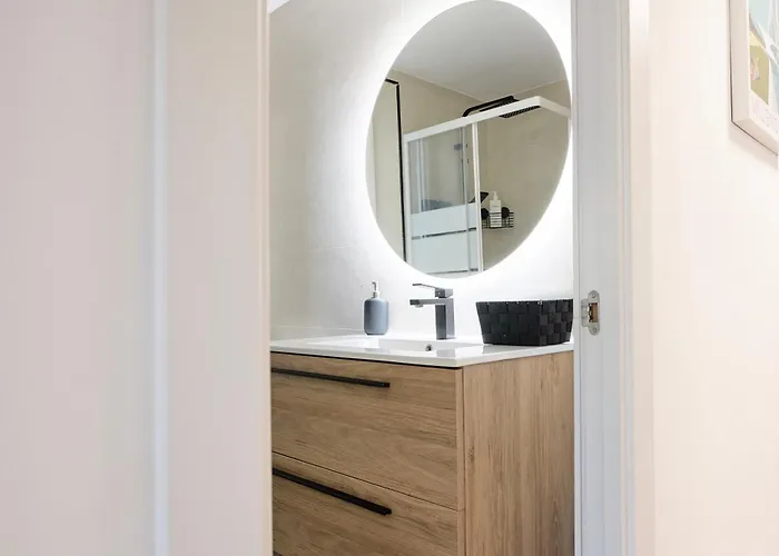 Spacious, Sunny Flat By Of Arts & Sciences