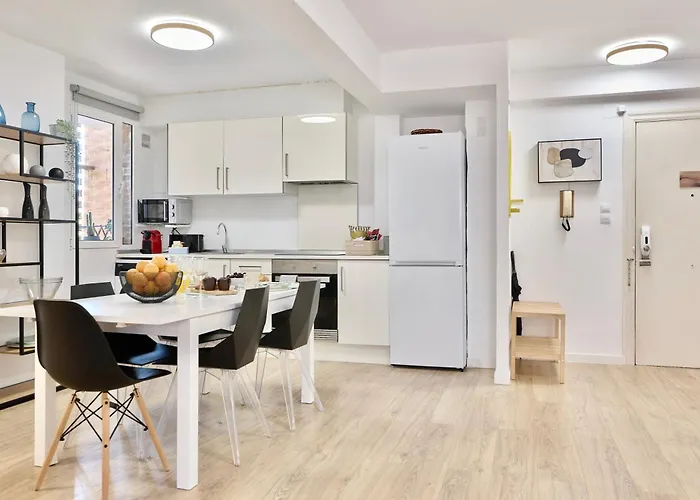 Spacious, Sunny Flat By Of Arts & Sciences Apartment