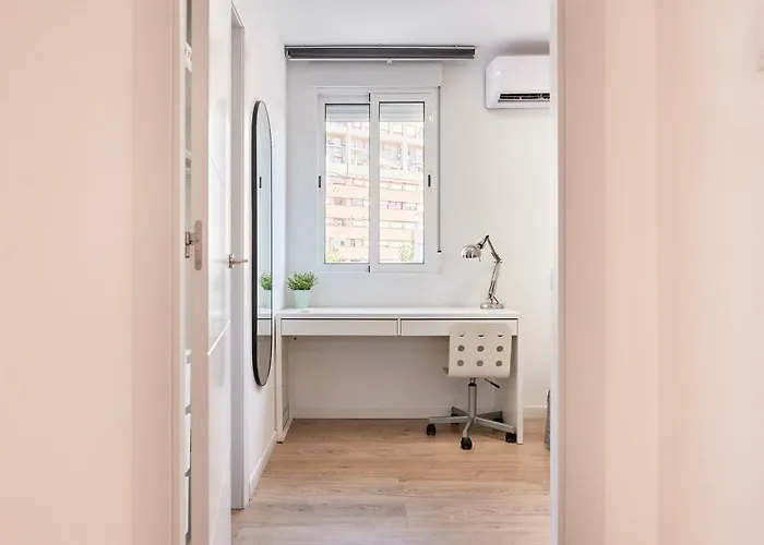 Apartment Spacious, Sunny Flat By Of Arts & Sciences