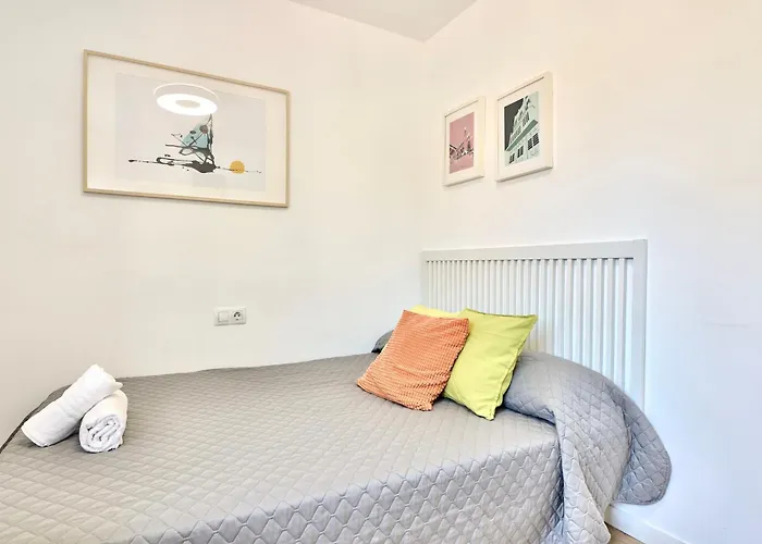 Spacious, Sunny Flat By Of Arts & Sciences