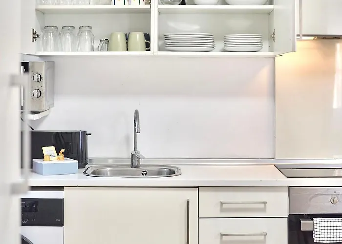 Spacious, Sunny Flat By Of Arts & Sciences